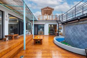 - un grand salon avec une grande baignoire dans une maison dans l'établissement Huairou Great Wall Mu B&B, à Huairou