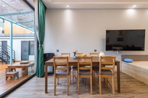 - une salle à manger avec une table et des chaises en bois dans l'établissement Huairou Great Wall Mu B&B, à Huairou