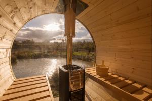 - une vue intérieure sur un sauna avec une fenêtre dans l'établissement Green Resort Bran, à Bran