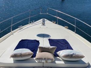 - un bateau avec 2 oreillers et une chaise sur le bateau dans l'établissement Yacht le Yauta Porto Vecchio, à Porto-Vecchio