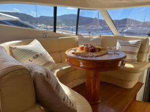 - une table avec un bol de fruits sur un bateau dans l'établissement Yacht le Yauta Porto Vecchio, à Porto-Vecchio