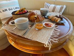 - une table basse avec un plateau de petit-déjeuner dans l'établissement Yacht le Yauta Porto Vecchio, à Porto-Vecchio