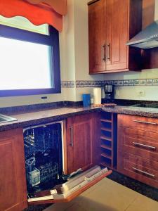 - une cuisine avec un comptoir de cuisine cassé dans l'établissement J&E Flat Santa Cruz de la Palma, à Santa Cruz de la Palma