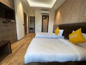 Lime Tree Hotel and Banquet Greater Noida客房内的一张或多张床位