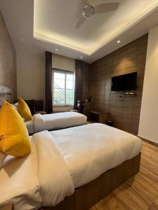 Lime Tree Hotel and Banquet Greater Noida客房内的一张或多张床位