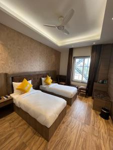 Lime Tree Hotel and Banquet Greater Noida客房内的一张或多张床位