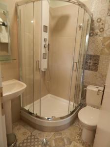 A bathroom at AKTES PIERIAS (GARDEN ROOMS)