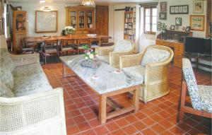 ein Wohnzimmer mit Stühlen und einem Tisch mit Blumen darauf in der Unterkunft Amazing Home In Monpazier With 4 Bedrooms, Wifi And Private Swimming Pool in Monpazier