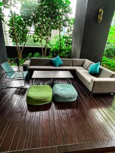 un patio con sofá, mesa y sillas en STAR RESIDENCE KLCC, en Kuala Lumpur