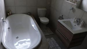 Koupelna v ubytování Settle inn Self Catering Units