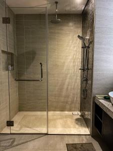 y baño con ducha y puerta de cristal. en STAR RESIDENCE KLCC, en Kuala Lumpur