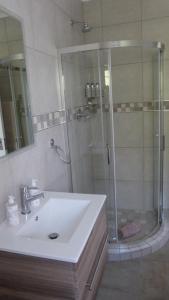 Koupelna v ubytování Settle inn Self Catering Units