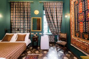 um quarto com uma cama e uma janela em Vorontsoff Inn Boutique Hotel em Tbilisi