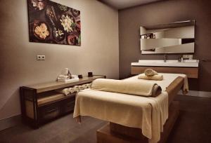 A bed or beds in a room at Eresin Hotels Topkapı