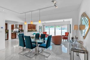 uma cozinha e sala de jantar com mesa e cadeiras em Sandcastles & Sunshine at Towering Palms of Wilton Manors residence em Fort Lauderdale