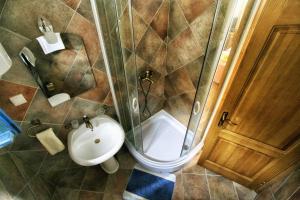 un bagno con doccia e lavandino di B&B Apart Hotel Paštrovski Konak a Sveti Stefan Altre 37 foto