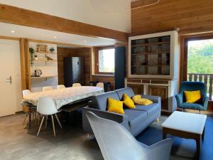un soggiorno con divano blu e cuscini gialli di Chalet au cœur de la montagne a Valmeinier
