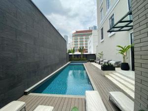 a swimming pool in the middle of a building at Maia Hotel Jakarta in Jakarta