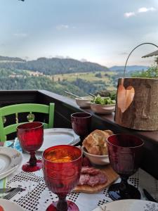 - une table avec des assiettes de nourriture et des verres à vin dans l'établissement Relax Home Fie' allo Sciliar - Alpe di Siusi Val Gardena, à Fiè