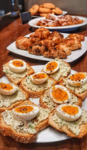 Aethra Boutique Rooms في نافبليو: طاولة مع أطباق من الطعام مع البيض على الخبز