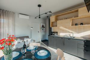 Kuchyňa alebo kuchynka v ubytovaní Apartamenty Sobiczkowa