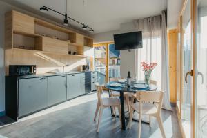 Kuchyňa alebo kuchynka v ubytovaní Apartamenty Sobiczkowa