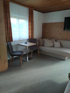 Haus Müller في روتي: غرفة معيشة مع أريكة وطاولة