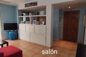 A television and/or entertainment centre at Apart. tranquilo junto al mar grandes terrazas