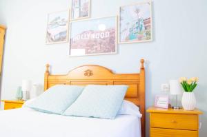 Postel nebo postele na pokoji v ubytování Cáceres de Cine