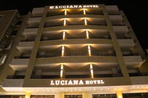 Luciana Hotel by BRATUS في العقبة: اطلالة على واجهة الفندق في الليل