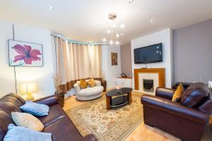 sala de estar con sofás de cuero y TV en CYPRUS en Liverpool