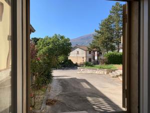 una finestra con vista su una strada di Casa Vacanza da Francesco a Lettopalena