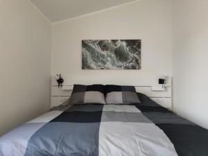 una camera con un letto con una foto sul muro di Sol de Maspalomas a Maspalomas