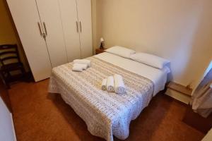 um quarto com uma cama com duas toalhas em Tiburtina Home em Roma