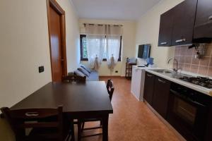 uma cozinha e sala de estar com mesa e cadeiras em Tiburtina Home em Roma