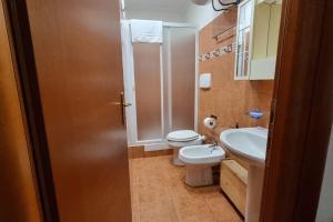uma pequena casa de banho com WC e lavatório em Tiburtina Home em Roma