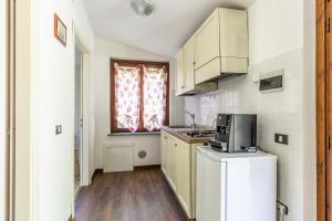 uma pequena cozinha com frigorífico e micro-ondas em Abadia Farneto em Gubbio