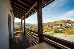 balcón con vistas a las montañas en Pensiunea HOJDA, en Moisei