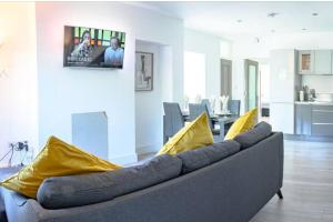 kanapa z żółtymi poduszkami w salonie w obiekcie No 1 Kinvara House w Killarney