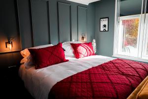 The Old Post Office Warrington by Deuce Hotels客房内的一张或多张床位
