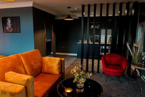 The Old Post Office Warrington by Deuce Hotels的休息区