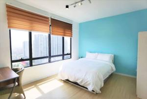 a bedroom with a large white bed and windows at Lovers under Cupid's Arrow 丘比特之箭下の恋人 in Butterworth