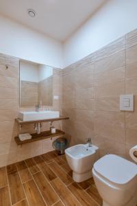 Un baño con un inodoro blanco y un lavabo. en Central House - Apartments in Naples, en Nápoles