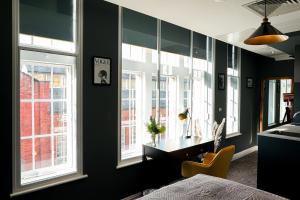 The Old Post Office Warrington by Deuce Hotels客房内的一张或多张床位