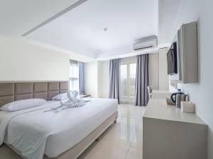 Postel nebo postele na pokoji v ubytování Alron Hotel Kuta