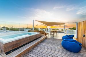 Gallery image of Penthouse 13 - One Bay Residence with private rooftop terrace and dip in pool in Pereybere