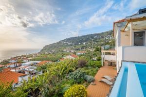 a villa with a view of the ocean at Villa Escola da Bica in Arco da Calheta