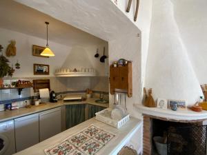 uma cozinha com fogão e um balcão com lareira em Bonita casa rústica sierra de Cádiz em Benaocaz
