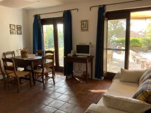 Et tv og/eller underholdning på Bonita casa rústica sierra de Cádiz