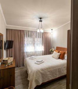 A bed or beds in a room at HOMER
